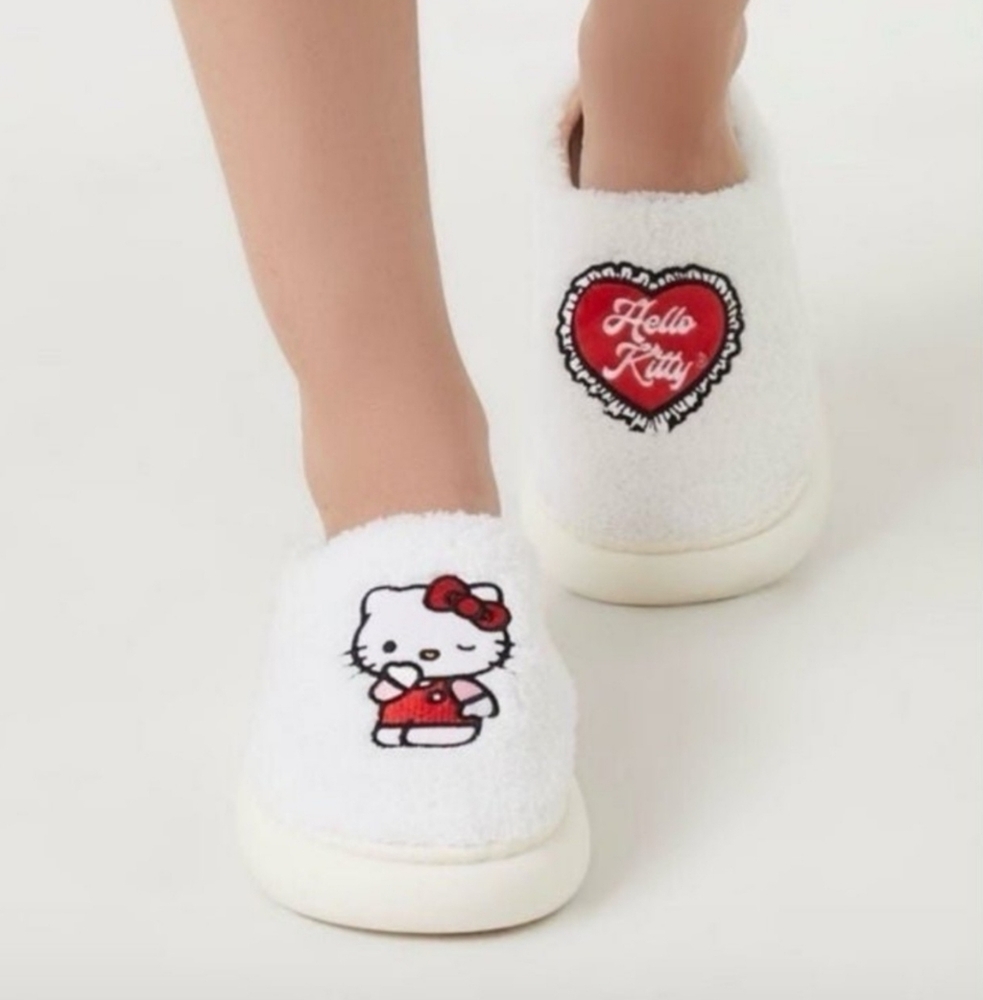 Hello Kitty x Forever 21 Valentines Day Red House Slippers Size medium NWT 38-39